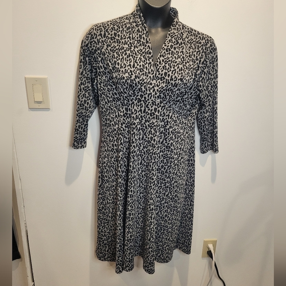 Chico's size 2 us size L grey leppard print vneck dress